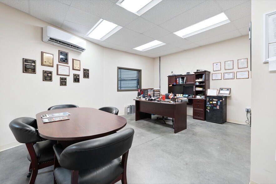 More Photos Of 6735 Whitten Pl, Memphis Service For Sale