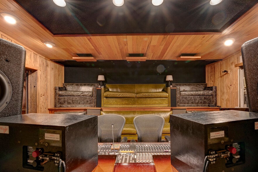 More Photos Of 114-116 17th Ave S, Nashville Office For Sale