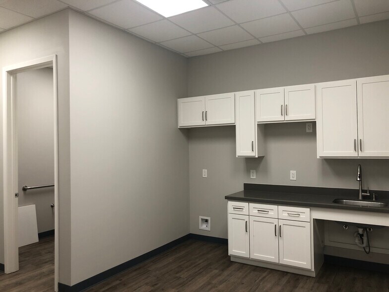 More Photos Of 2519 N Frazier St, Conroe Office Residential For Lease
