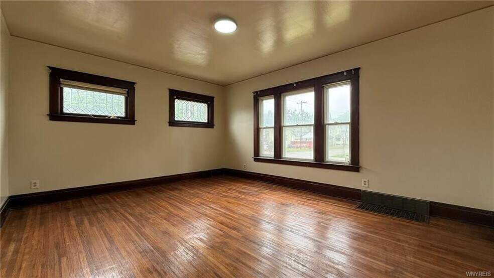 More Photos Of 1890 Linwood Ave, Niagara Falls Apartments For Sale