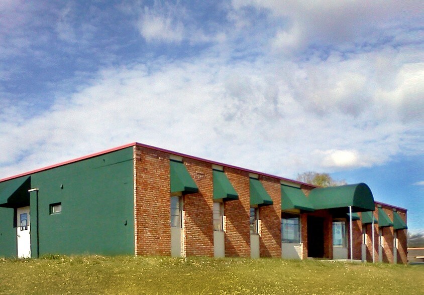 Primary Photo Of 2025 Rice St, Roseville Service For Lease