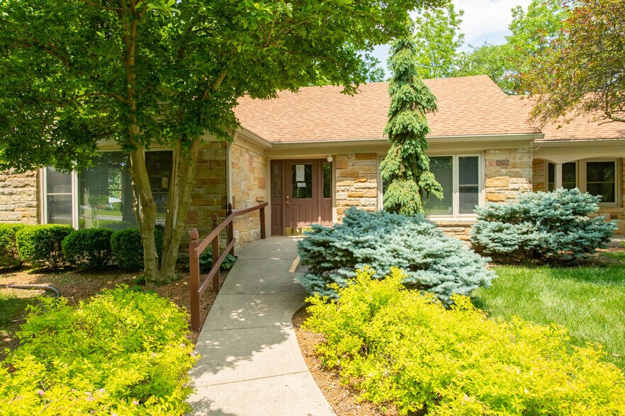 More Photos Of 950 W Jefferson St, Franklin Medical For Sale