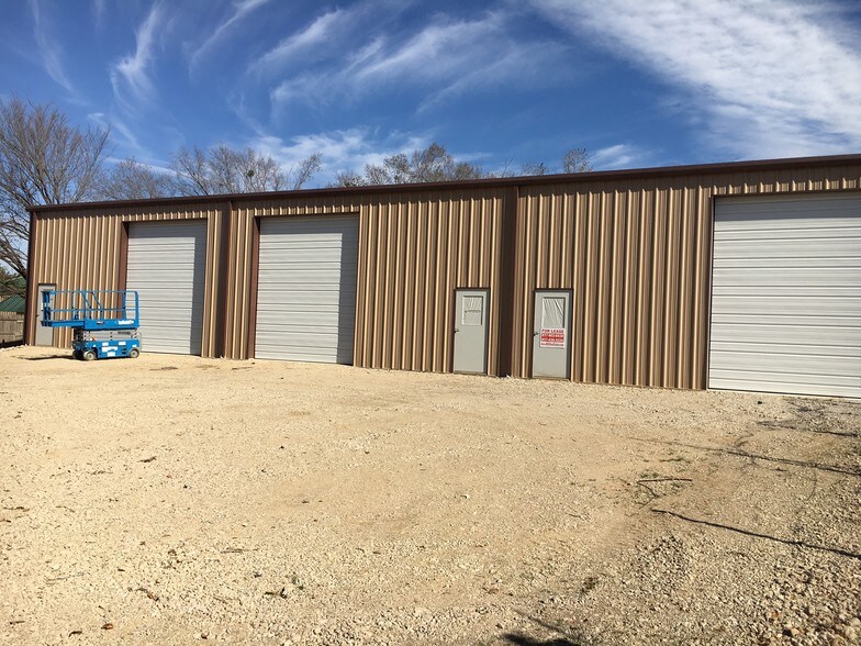 More Photos Of 3160 Gertie Barrett Rd, Mansfield Flex For Lease