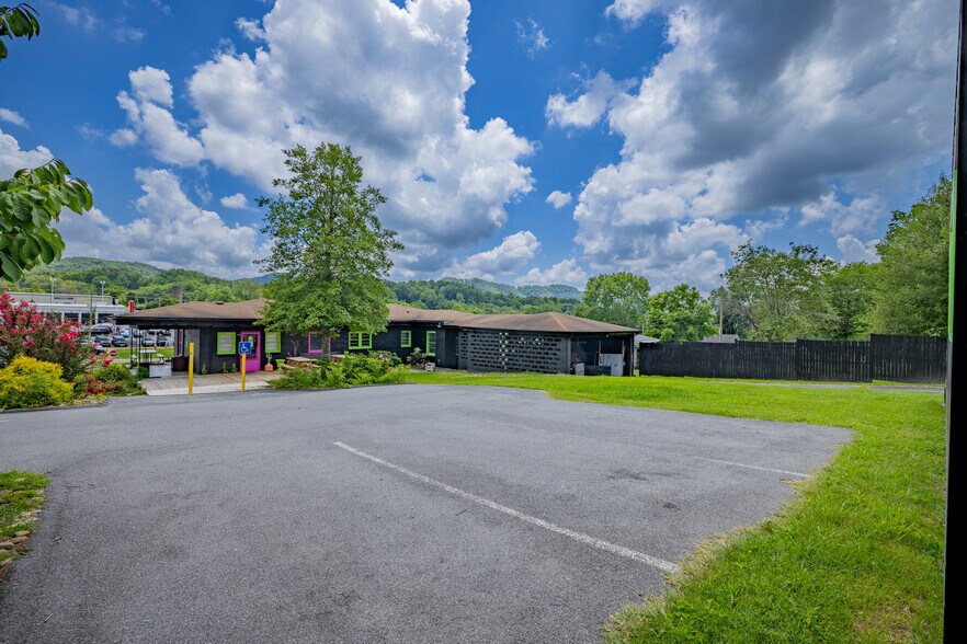 More Photos Of 1840 Volunteer Pky, Bristol Storefront Retail Residential For Sale