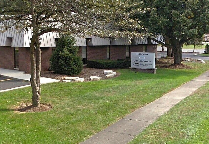 More Photos Of 521 Devonshire Ln, Crystal Lake Office For Lease