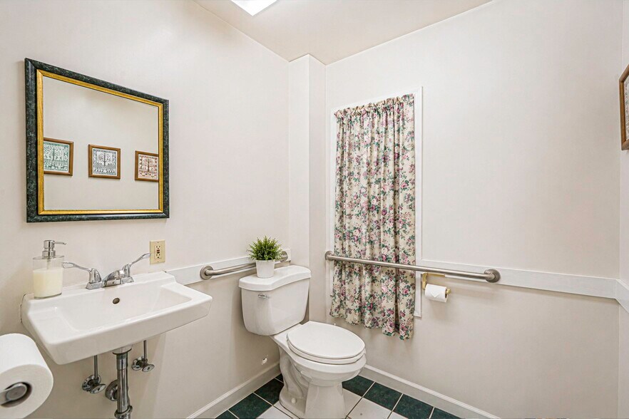 More Photos Of 147 N Ocean Ave, Patchogue Office For Sale