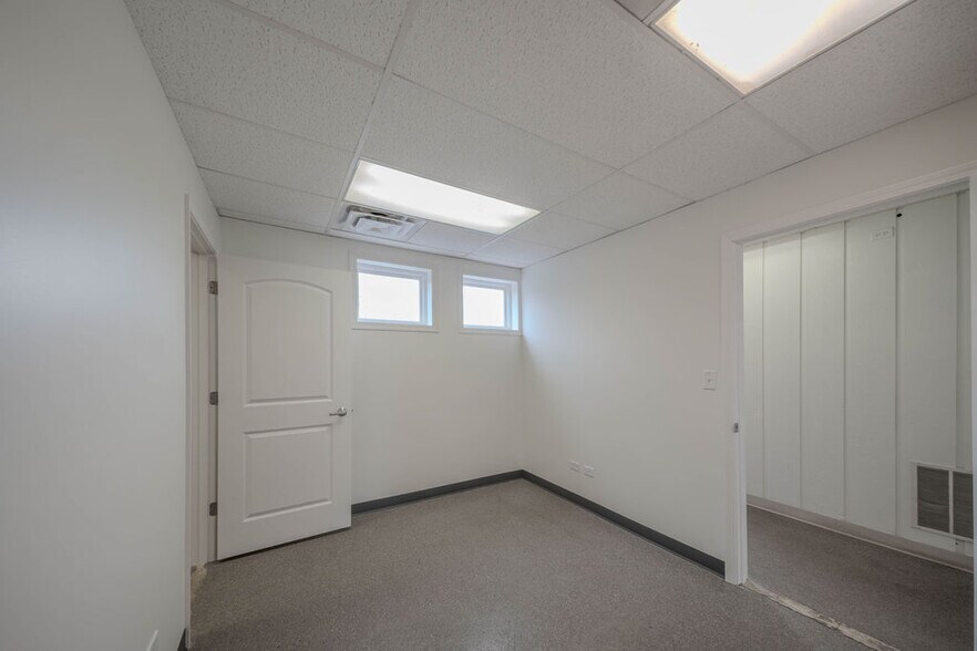 More Photos Of 670 E Calhoun St, Woodstock Flex For Lease