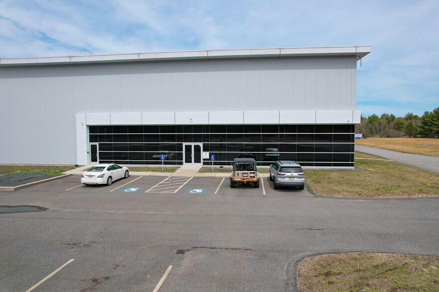 More Photos Of 260 Kenneth Welch Dr, Lakeville Warehouse For Lease