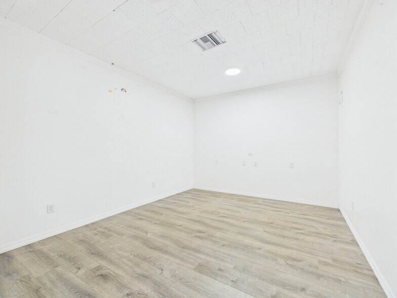 More Photos Of 1 Beverly Hills Blvd, Beverly Hills General Retail For Sale