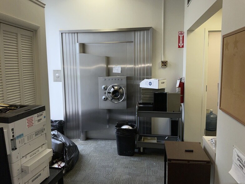 More Photos Of 721 E Dixie Dr, Dayton Bank For Lease