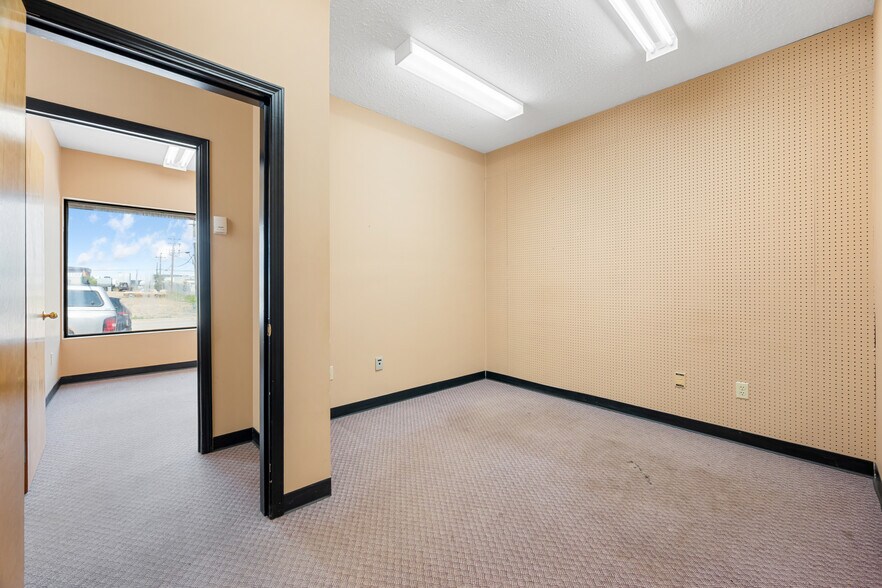 More Photos Of 5201 63 St, Lloydminster Office For Lease