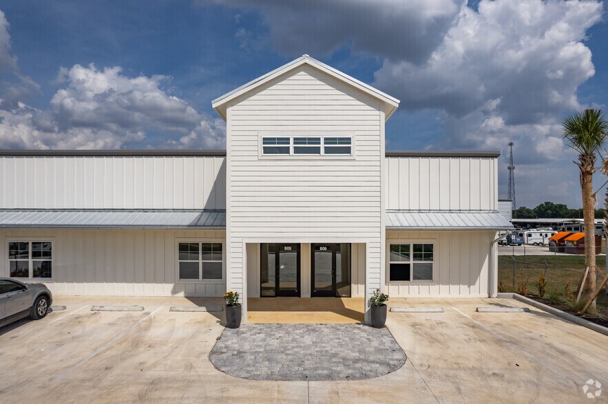 More Photos Of 4060 Thomas St, Oxford Restaurant For Lease