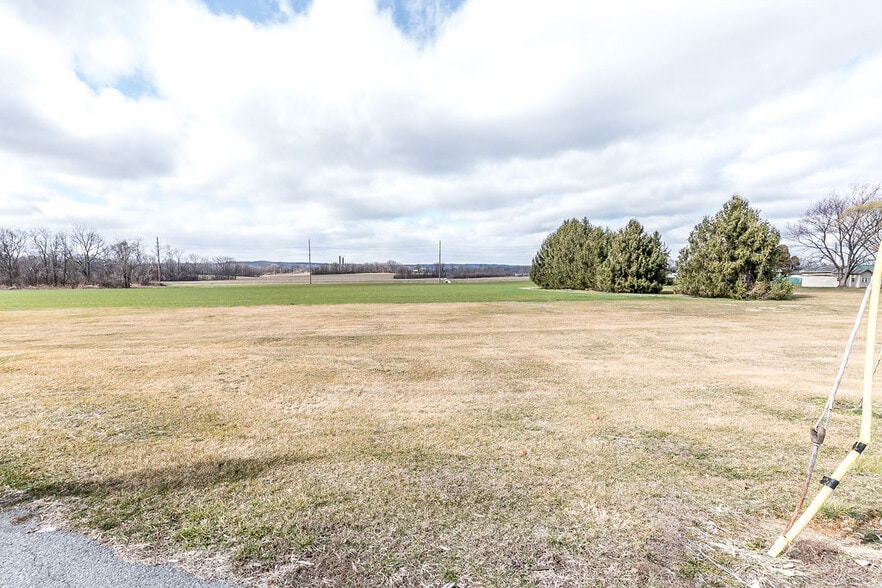 More Photos Of 196 Carlton Dr, Inwood Industrial For Sale