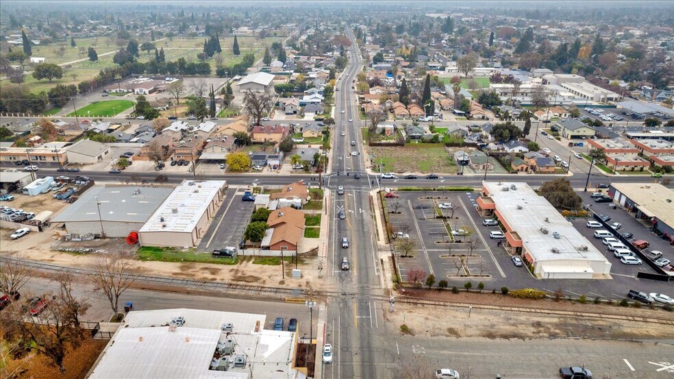 More Photos Of 1027 W Murray Ave, Visalia Service For Sale