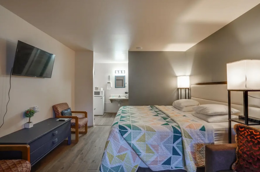 More Photos Of 211 Wisconsin Ave, Wisconsin Dells Hotel For Sale