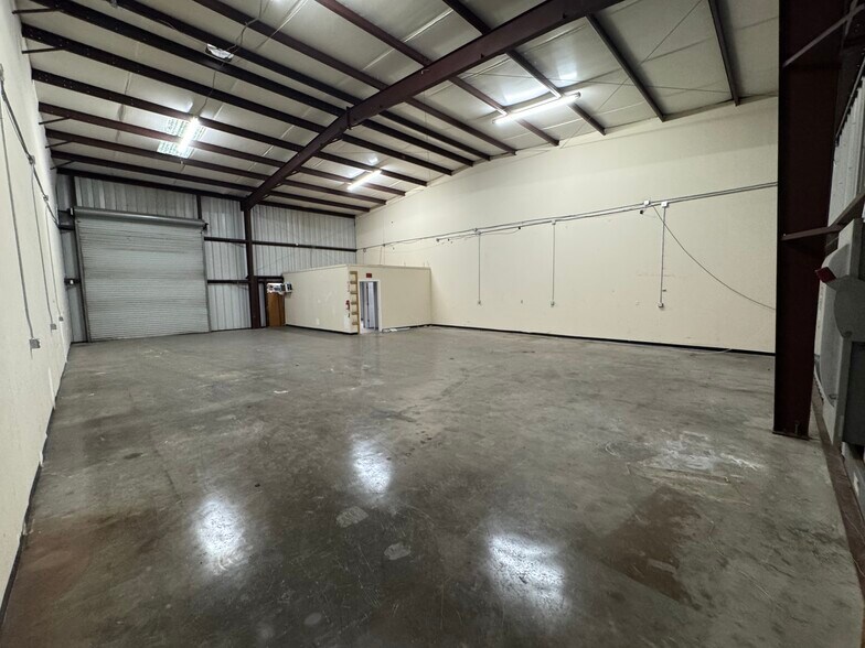 More Photos Of 5829 W Sam Houston Pky N, Houston Light Distribution For Lease
