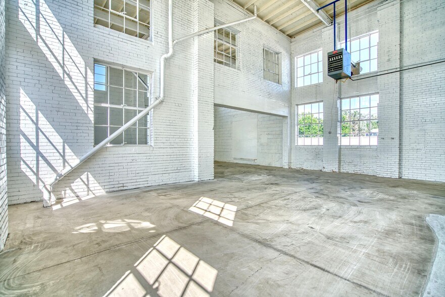 More Photos Of 310 W South 1st St, Johnstown Manufacturing For Lease