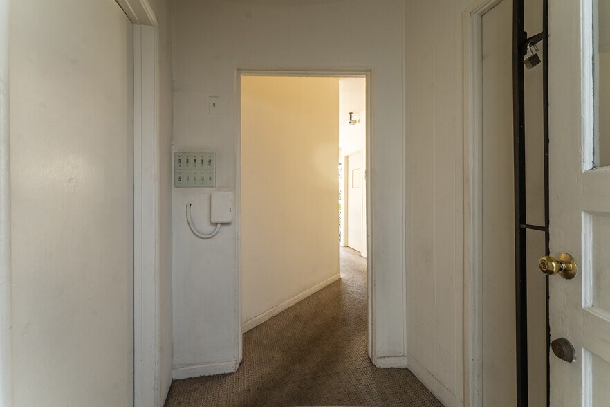 More Photos Of 13831 Ventura Blvd, Sherman Oaks Storefront For Sale