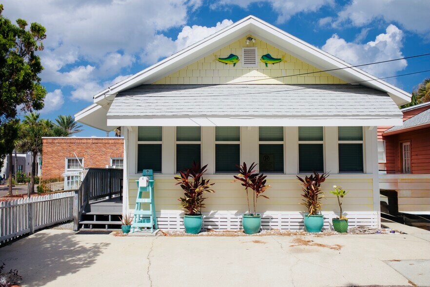 More Photos Of 118 Hall Pl, Neptune Beach Flex For Sale