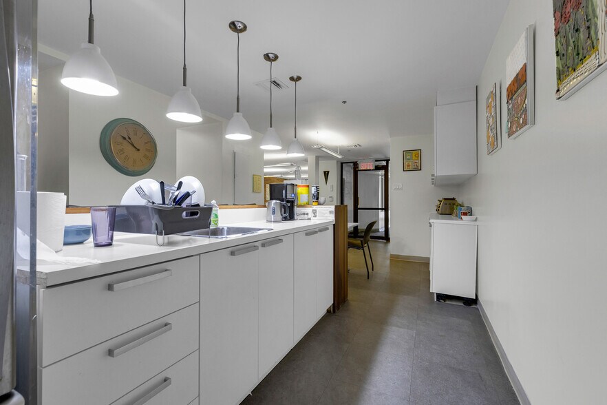 More Photos Of 525 Rue Sherbrooke E, Montréal Office For Lease