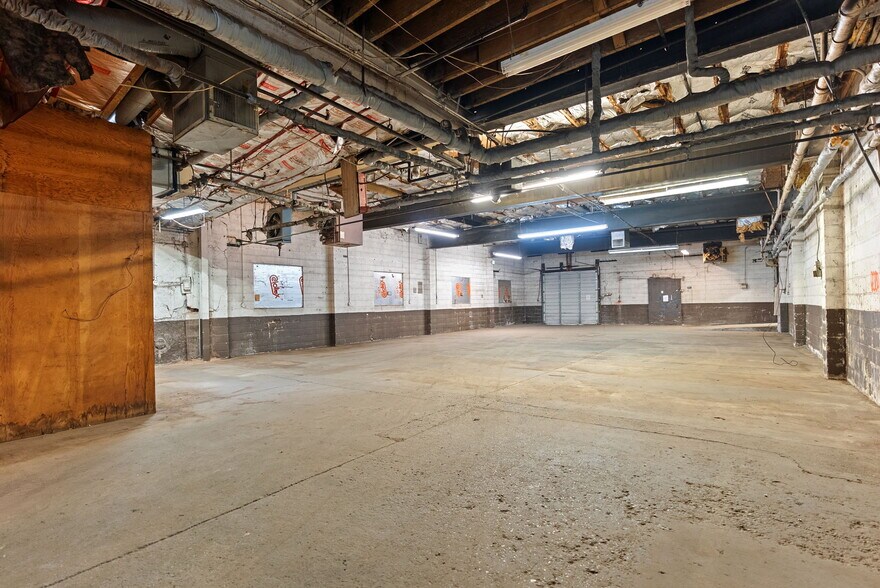 More Photos Of 314 E Market St, Warsaw Showroom For Sale