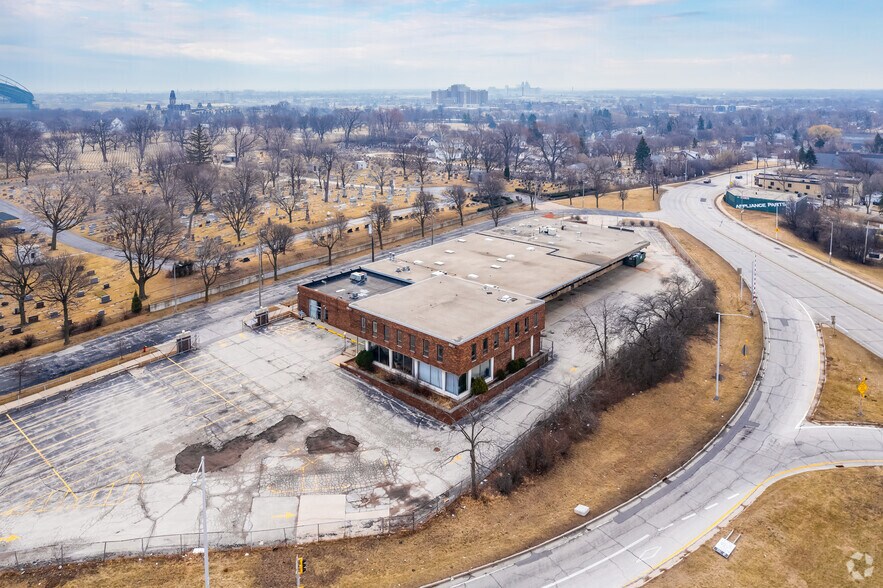 More Photos Of 201 S Hawley Ct, Milwaukee Light Distribution For Sale