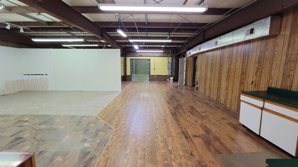 More Photos Of 1222 Western Ave, Chillicothe Flex For Sale