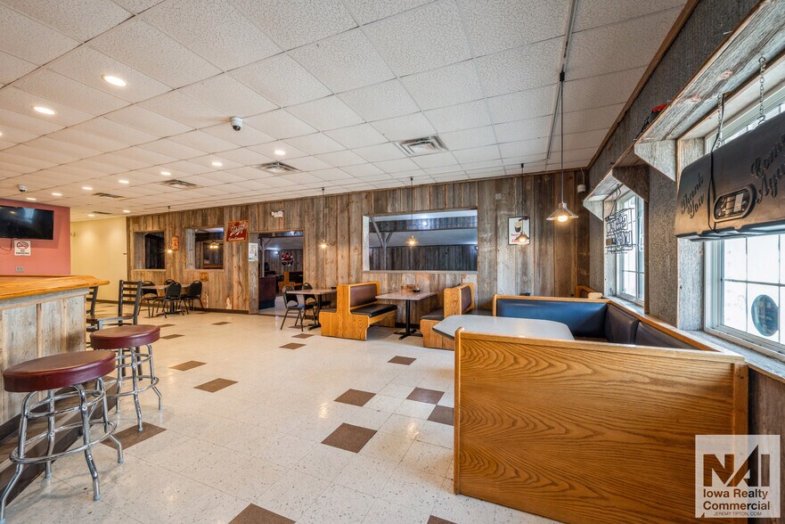 More Photos Of 115 E Main St, Coggon General Retail For Sale