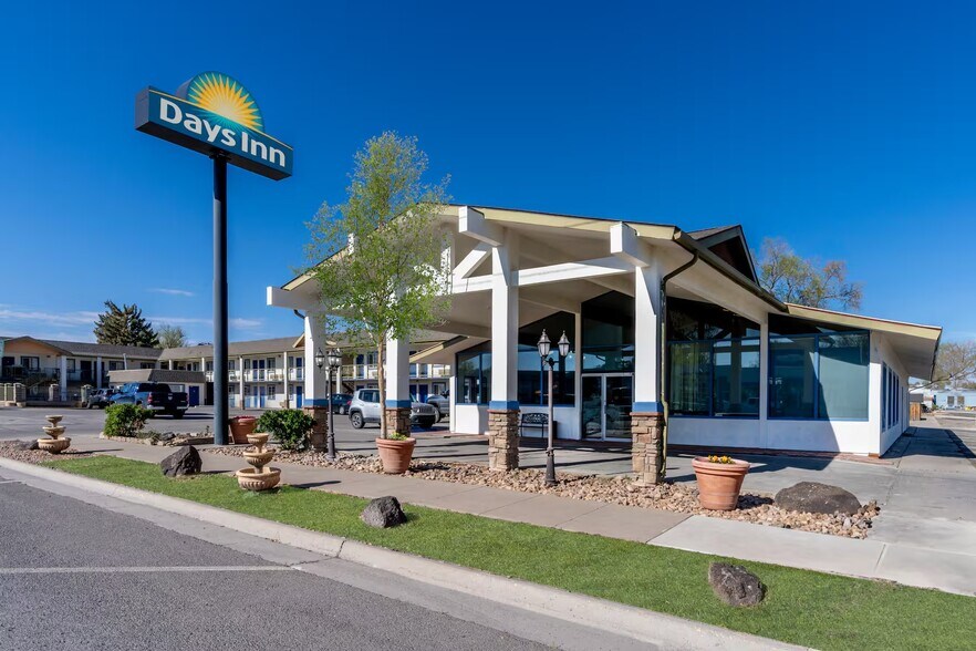 More Photos Of 903 Main St, Delta Hotel For Sale