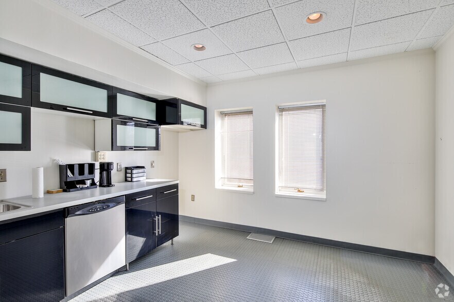 More Photos Of 2170-2176 Wisconsin Ave NW, Washington Office For Sale