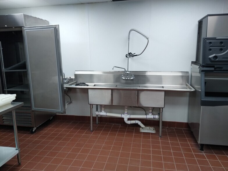 More Photos Of 800 S International Blvd, Hidalgo Freestanding For Lease