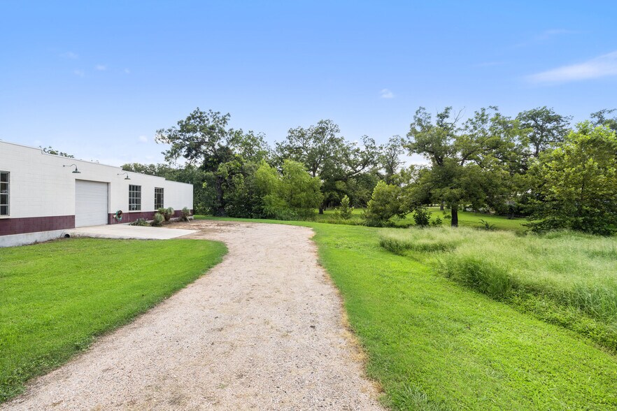 More Photos Of 404 Nugent ave, Johnson City Flex For Sale