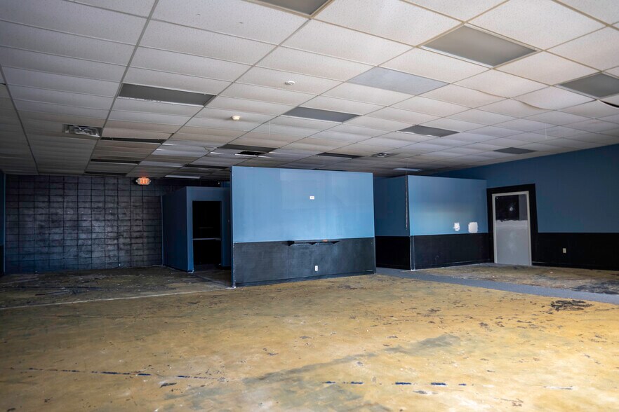 More Photos Of 1002-1010 NW Radial Hwy, Omaha Unknown For Lease