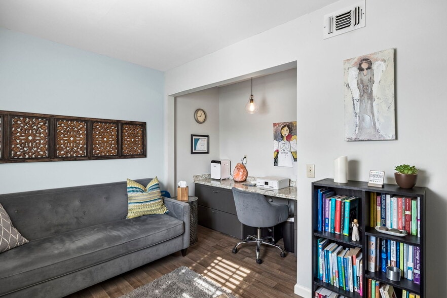 More Photos Of 109 Holiday Ct, Franklin Office For Sale