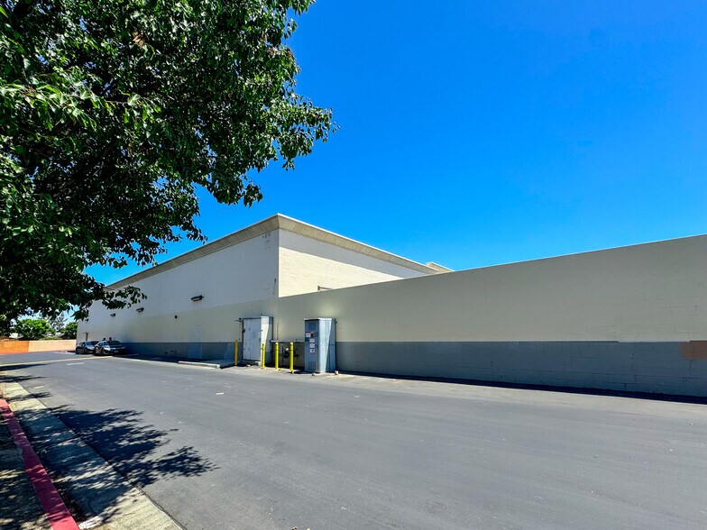 More Photos Of 5000 Stockdale Hwy, Bakersfield Department Store For Lease