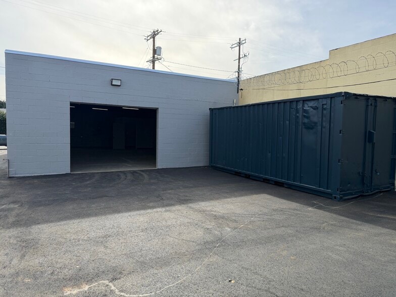 More Photos Of 14641-14643 Lull St, Van Nuys Warehouse For Lease