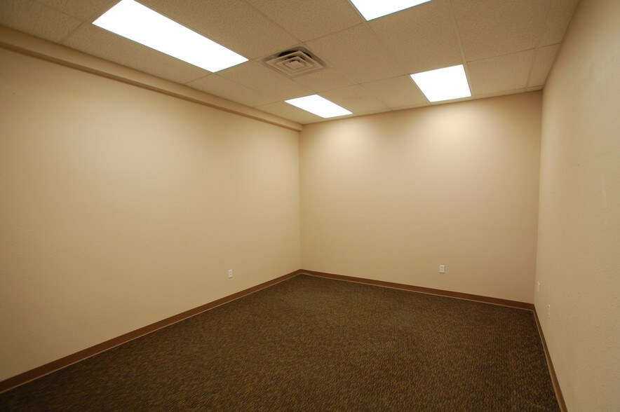 More Photos Of 6101 43rd St, Lubbock Storefront For Lease