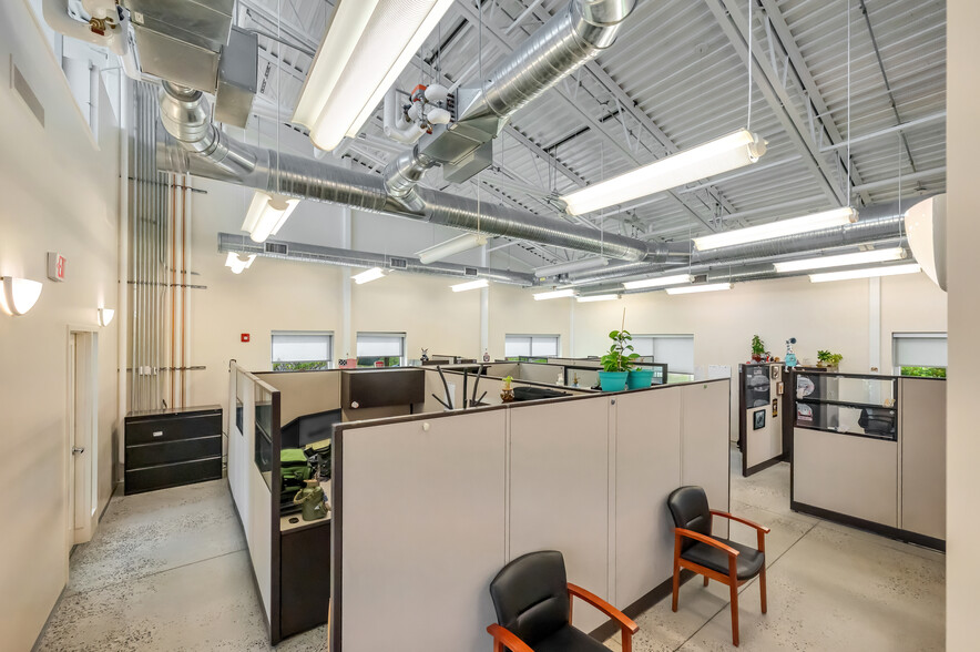 More Photos Of 111 Silver Lake Blvd, Pittsfield Office For Sale