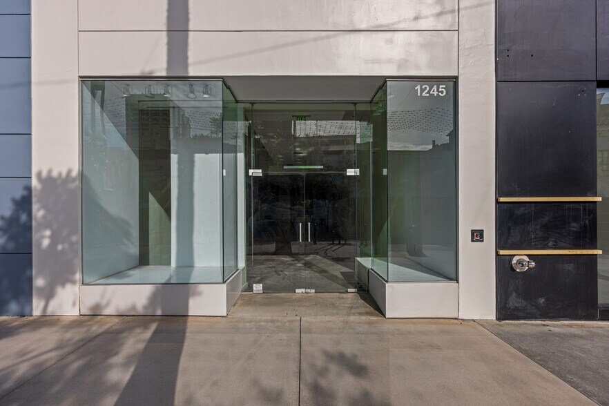 More Photos Of 1245 3rd Street Promenade, Santa Monica Storefront For Lease