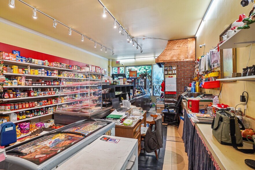 More Photos Of 6125-6131 Av de Monkland, Montréal Storefront Retail Residential For Lease