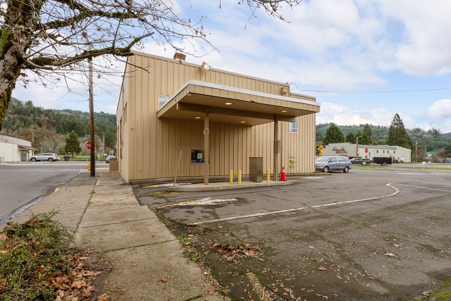 More Photos Of 229 N First St, Drain General Retail For Sale