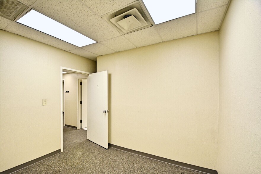 More Photos Of 109-111 N River St, Seguin Office For Sale
