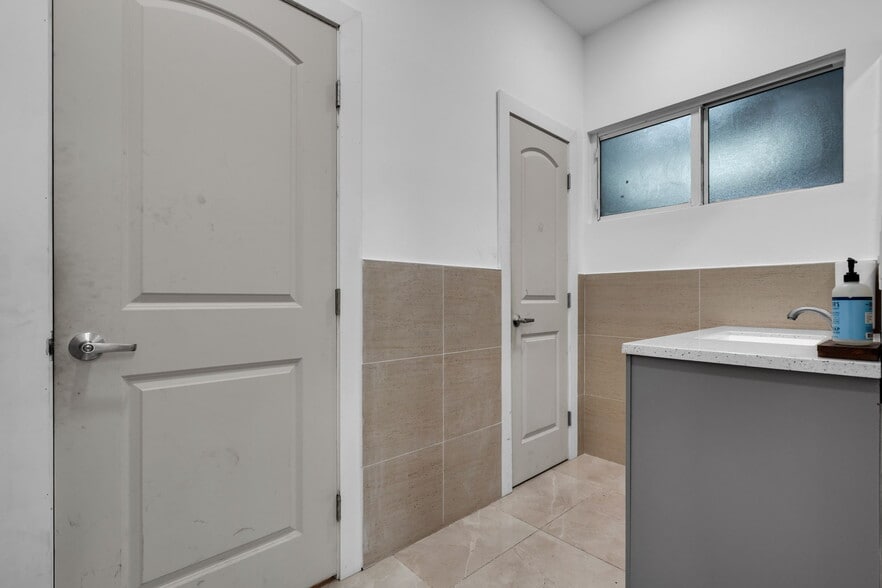 More Photos Of 921 N 21st Ave, Hollywood Service For Lease
