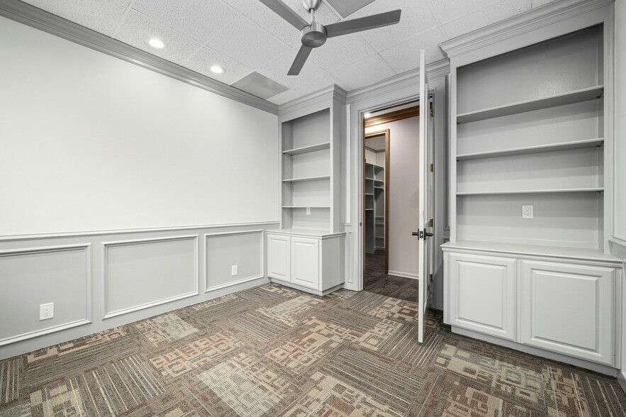 More Photos Of 5750 Balcones Dr, Austin Medical For Sale