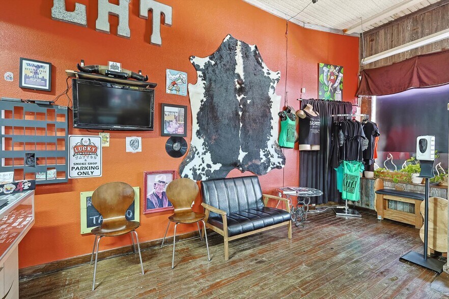 More Photos Of 1426 N Main St, Fort Worth Storefront Retail Office For Lease