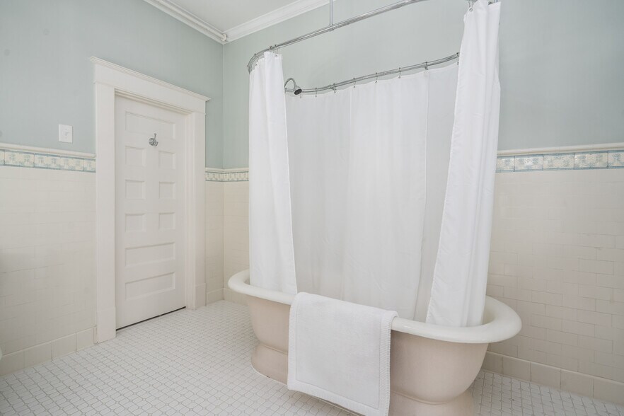 More Photos Of 738 E Main St, Belhaven Hotel For Sale