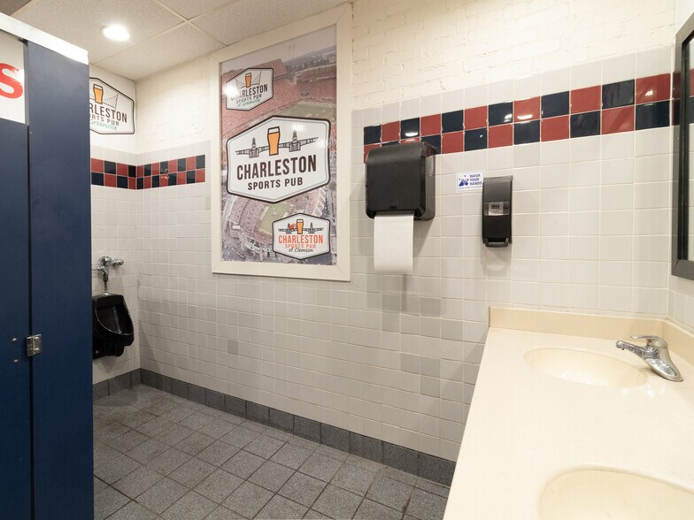 More Photos Of 15 W Washington St, Greenville Restaurant For Lease