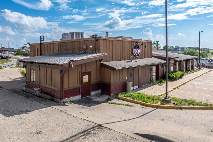 More Photos Of 3704 Faraon St, Saint Joseph Restaurant For Lease