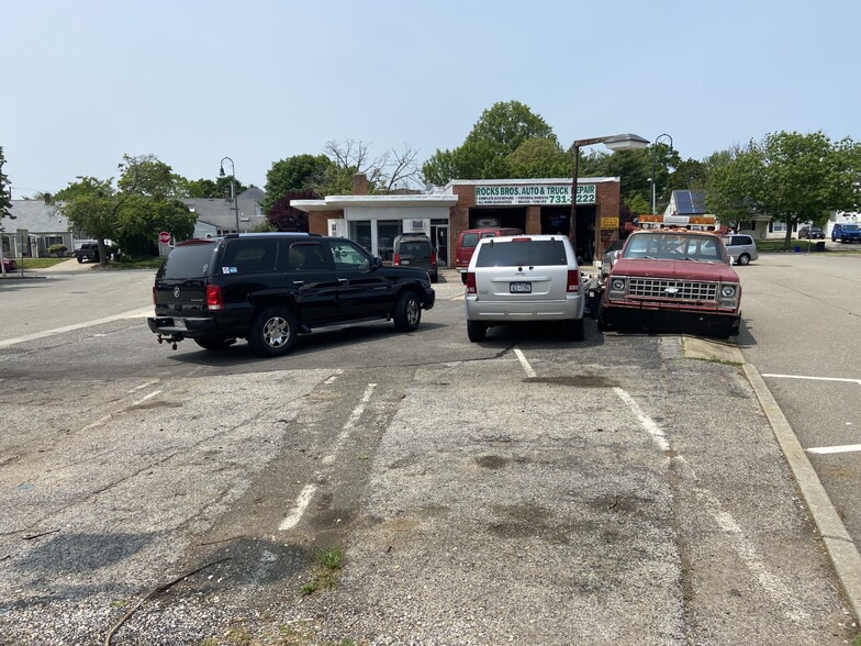 Primary Photo Of 99 Wolcott Rd, Levittown Auto Repair For Sale