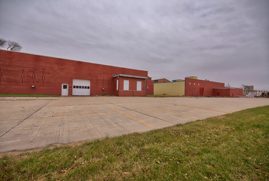 More Photos Of 1305 19th St SW, Mason City Distribution For Sale
